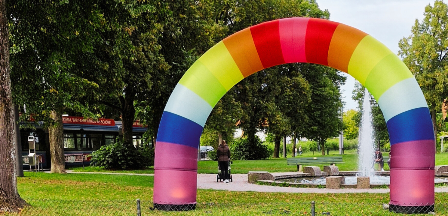 Plastik an der Trambahnhaltestelle Grünwald, Sept. 2025